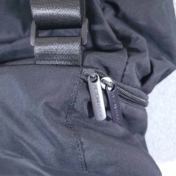 Beyond Yoga Convertible Gym Bag Tote Backpack Black Lightweight Travel NWT - Picture 5 of 8